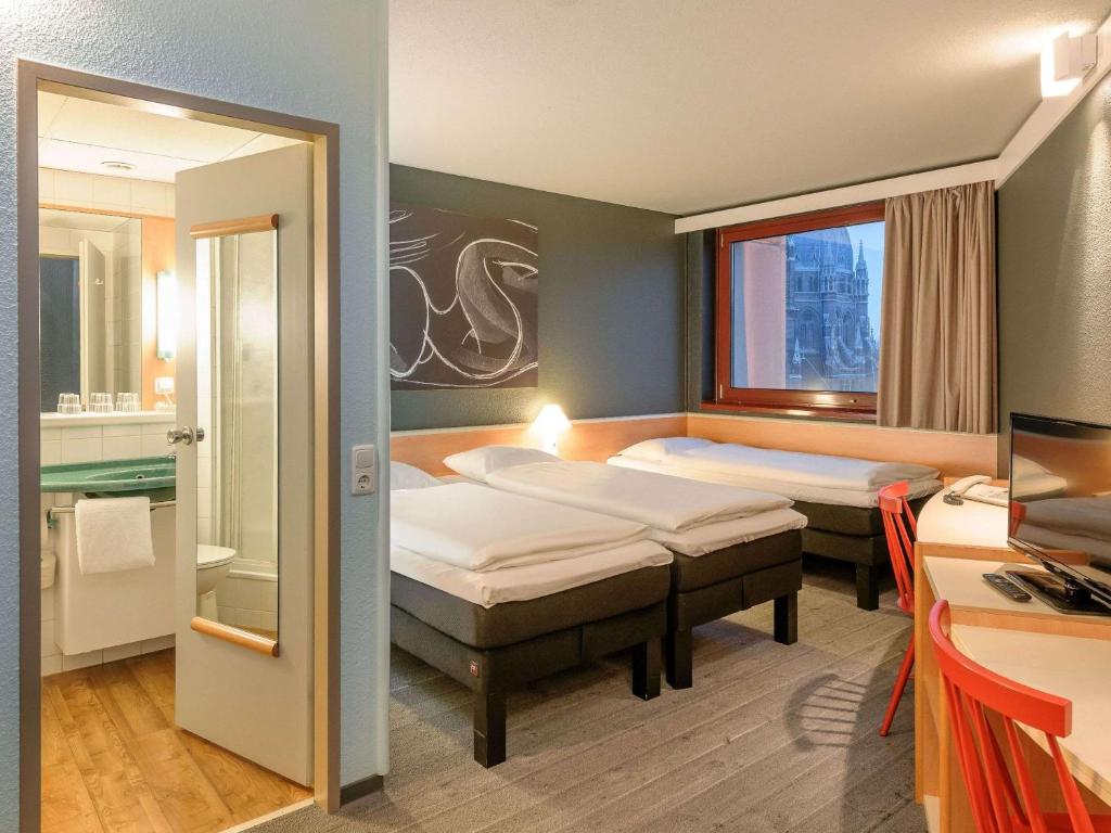 Postel nebo postele na pokoji v ubytování Ibis Wien Mariahilf