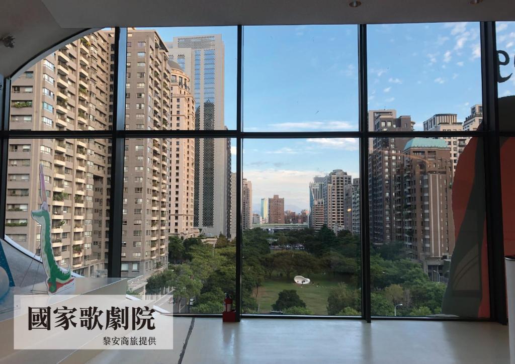 uma janela com vista para o horizonte da cidade em LIANN Hotel em Taichung