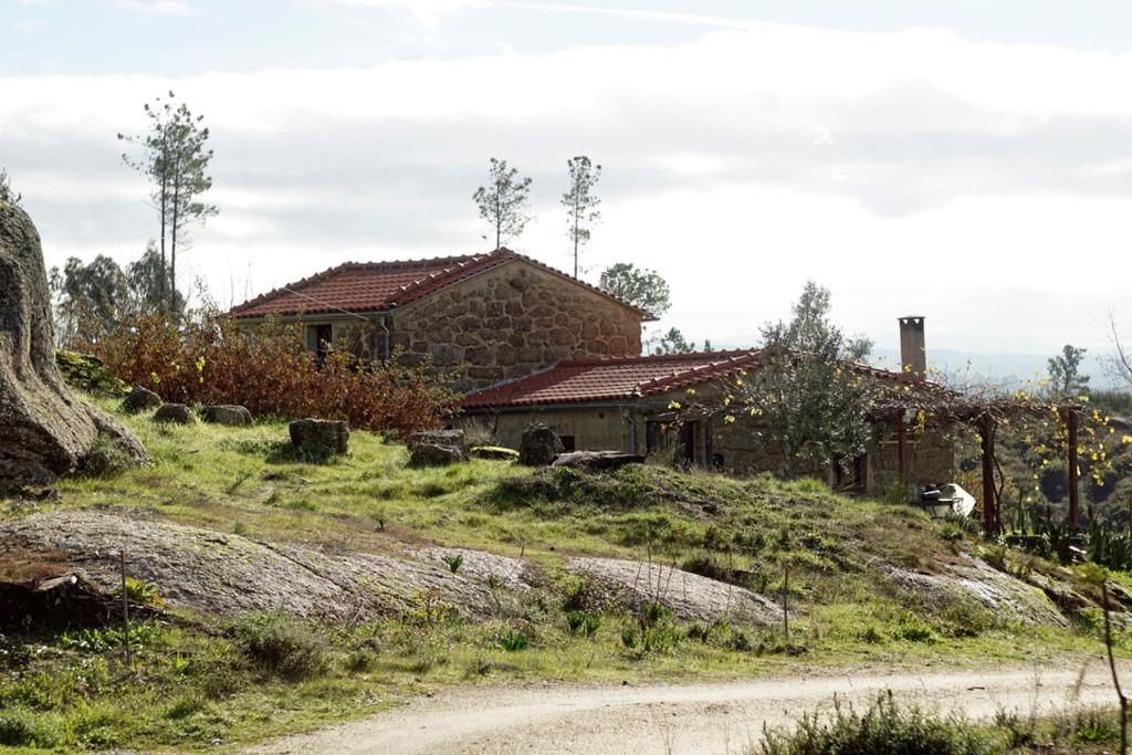 een huis op een heuvel naast een onverharde weg bij Quinta do Sobral de São Geraldo in São Geraldo
