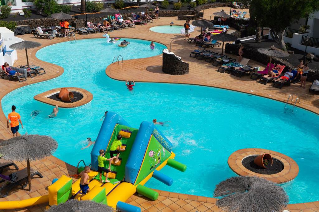 The swimming pool at or close to Apartamentos Galeon Playa