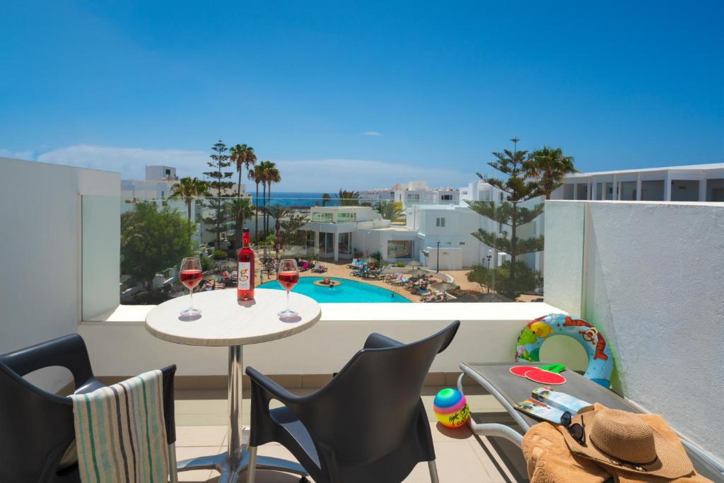 The swimming pool at or close to Apartamentos Galeon Playa