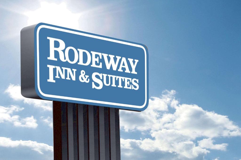 un panneau indiquant une auberge et des suites. dans l'établissement Rodeway Inn & Suites Bradley Airport, à East Windsor