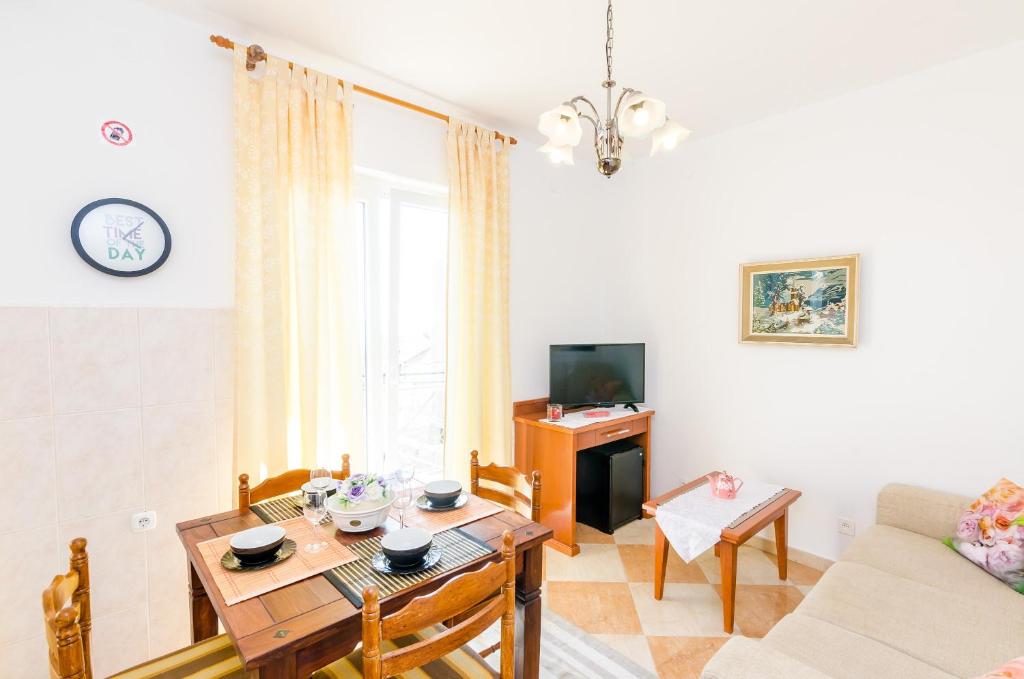 Televízia a/alebo spoločenská miestnosť v ubytovaní Apartments Nicol
