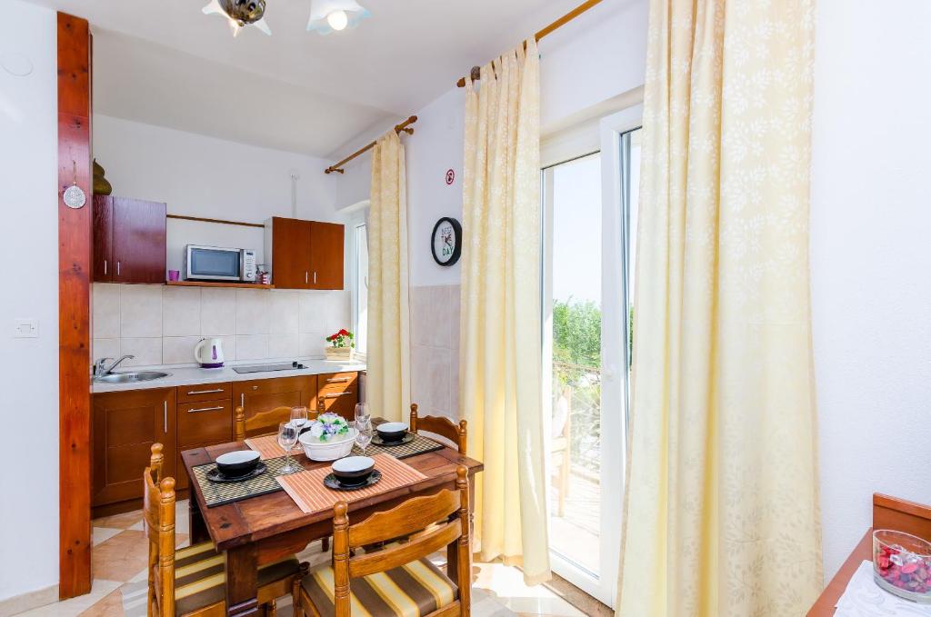 Kuchyňa alebo kuchynka v ubytovaní Apartments Nicol