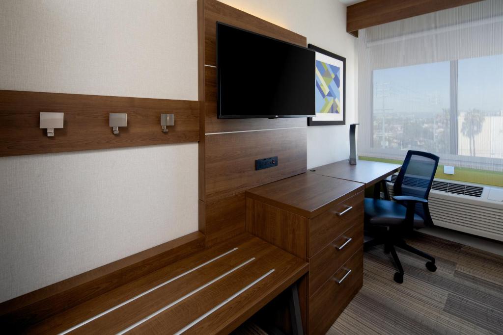 Holiday Inn Express Los Angeles LAX Airport, an IHG Hotel - Standard King Room With Mobility Accessible Tub