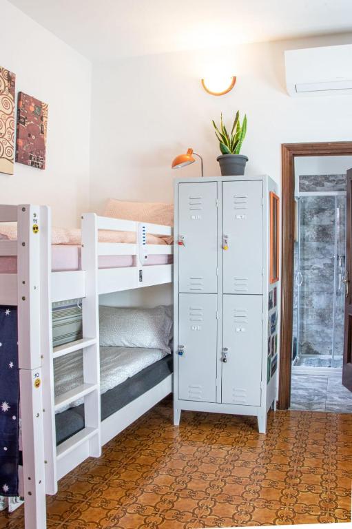 Habitación con 2 literas y armario. en Posada Verona Hostel, en Verona