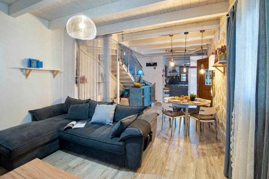 uma sala de estar com um sofá e uma sala de jantar em Hara Luxury House em Gaios