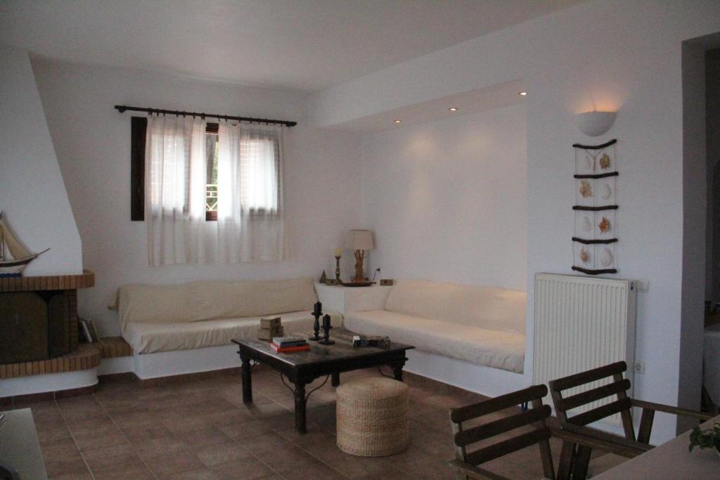 A seating area at Alekos Beach Houses-Alekos Beach Complex