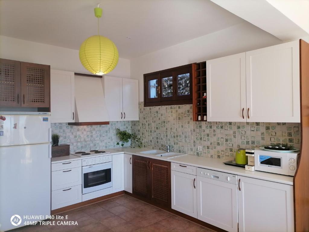 A kitchen or kitchenette at Alekos Beach Houses-Alekos Beach Complex
