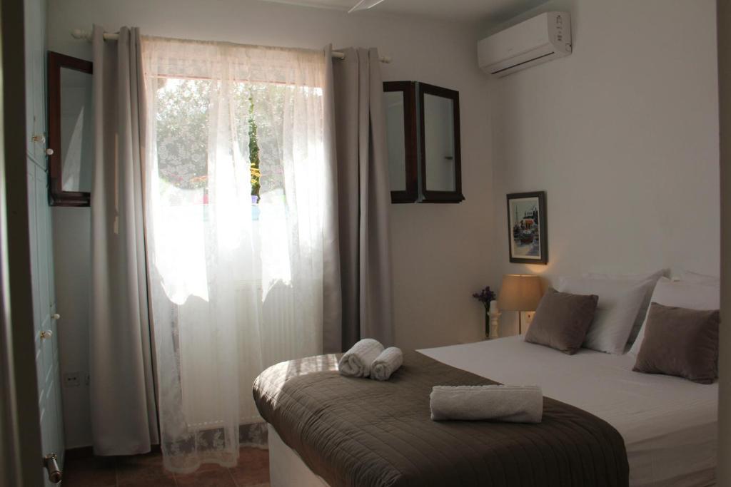 A bed or beds in a room at Alekos Beach Houses-Alekos Beach Complex