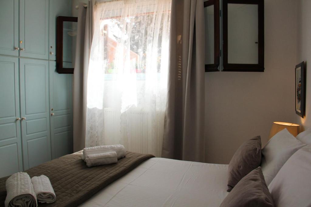 A bed or beds in a room at Alekos Beach Houses-Alekos Beach Complex