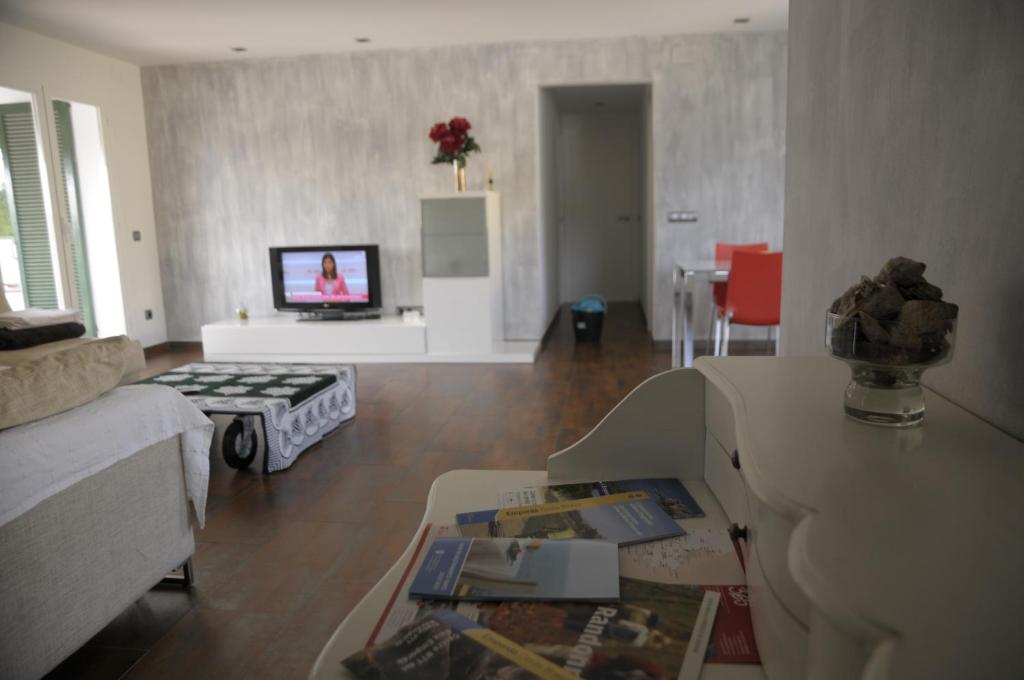 Televízia a/alebo spoločenská miestnosť v ubytovaní Encantador apartamento en S'Agaró-Platja de Aro