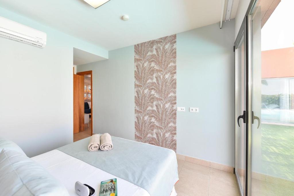 A bed or beds in a room at Albatross by VillaGranCanaria