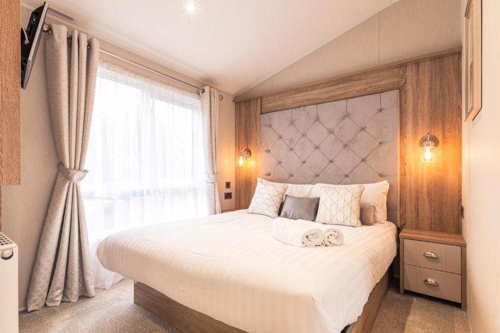 Кровать или кровати в номере Lakeside Retreat Lodge With Hot Tub
