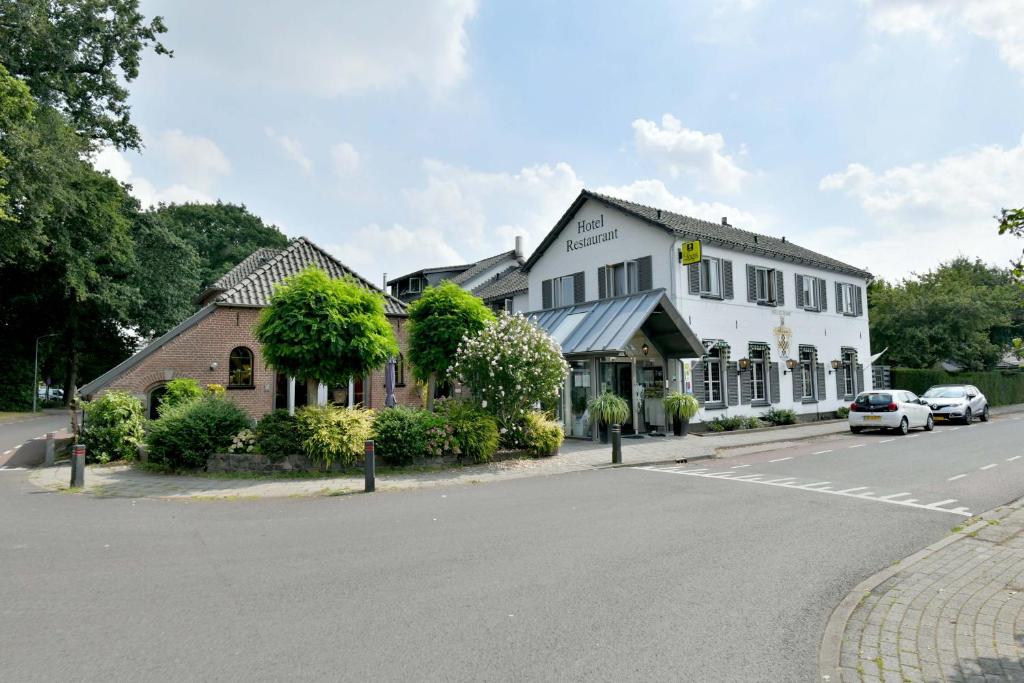 um grande edifício branco no lado de uma rua em Hotel De Gravin van Vorden em Vorden