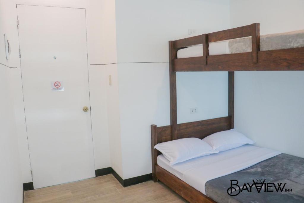 Postel nebo postele na pokoji v ubytování Bay View Inn