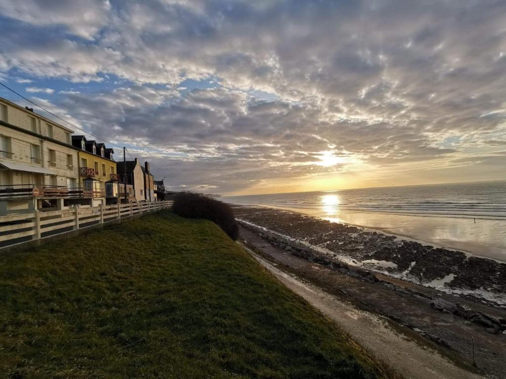 vista para a praia ao pôr-do-sol em escapade en mer em Ault