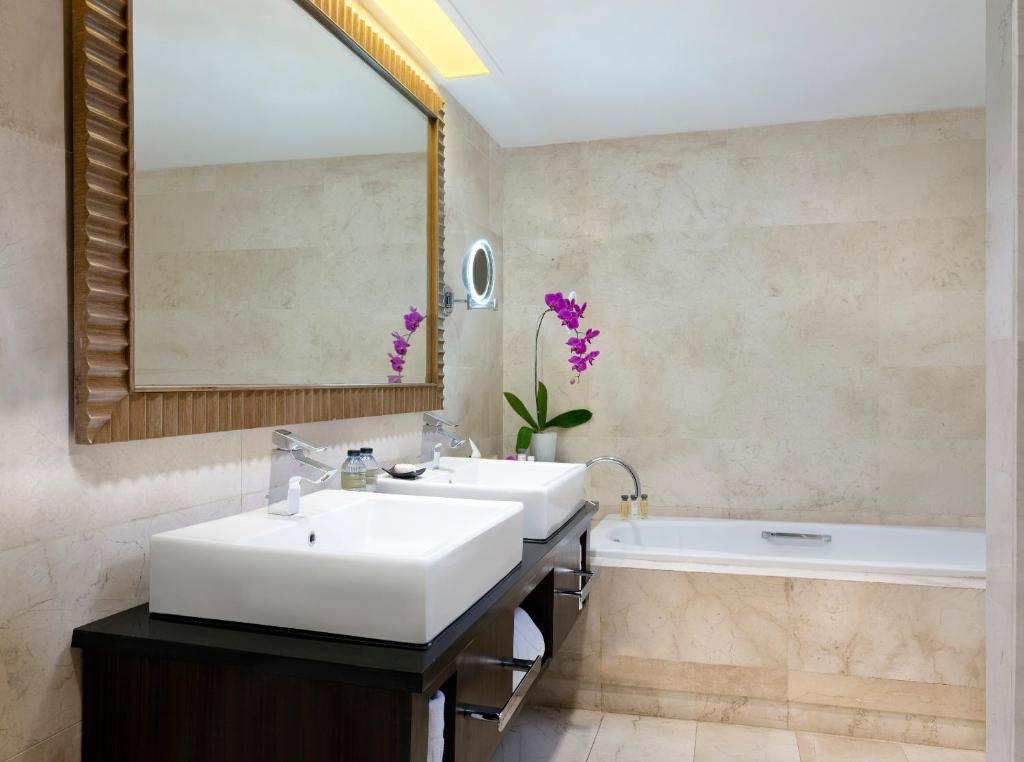 Royal Ambarrukmo Yogyakarta Bathtub