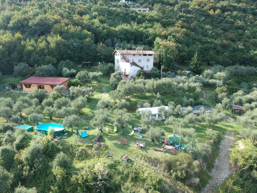 een luchtzicht op een camping in een bos bij Agriturismo Conte Brunello in Salò