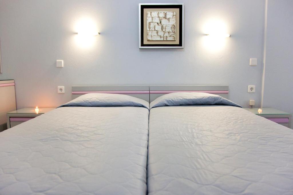 Postel nebo postele na pokoji v ubytování Ermis Suites