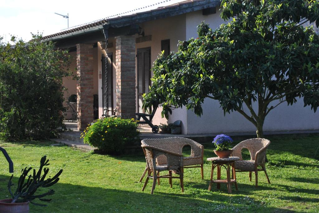 un grupo de sillas y una mesa en un patio en Agriturismo Lillastro en Braccagni