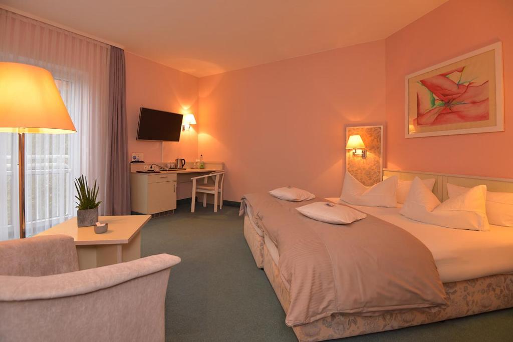 Postel nebo postele na pokoji v ubytování AltstadtHotel an der Werra