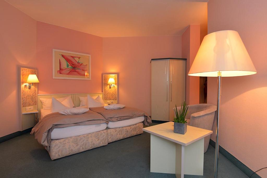 Postel nebo postele na pokoji v ubytování AltstadtHotel an der Werra