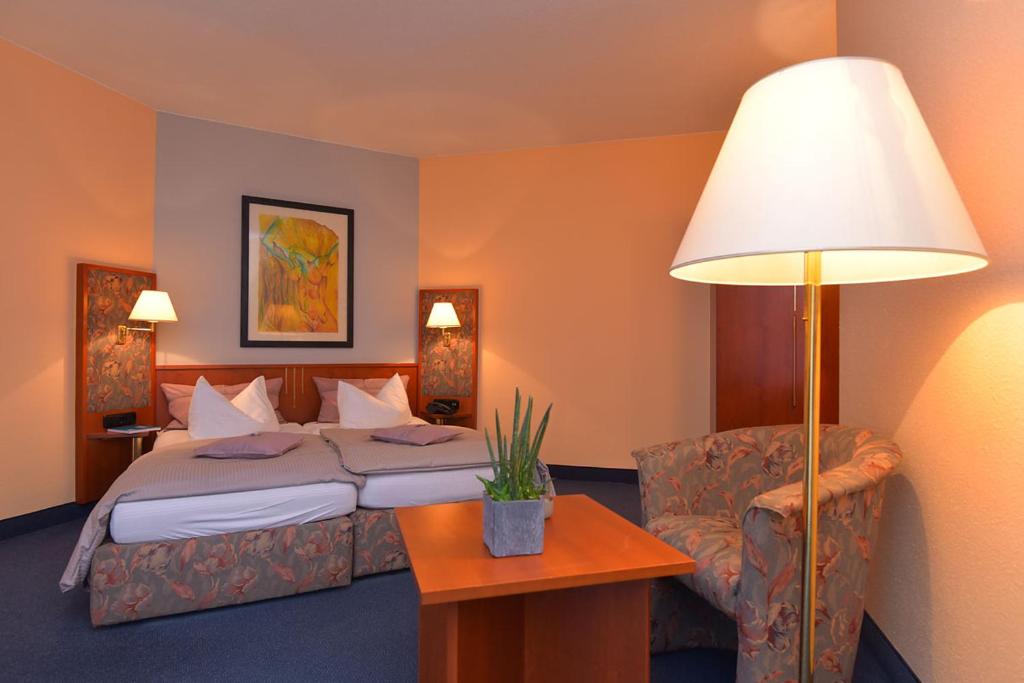 Postel nebo postele na pokoji v ubytování AltstadtHotel an der Werra