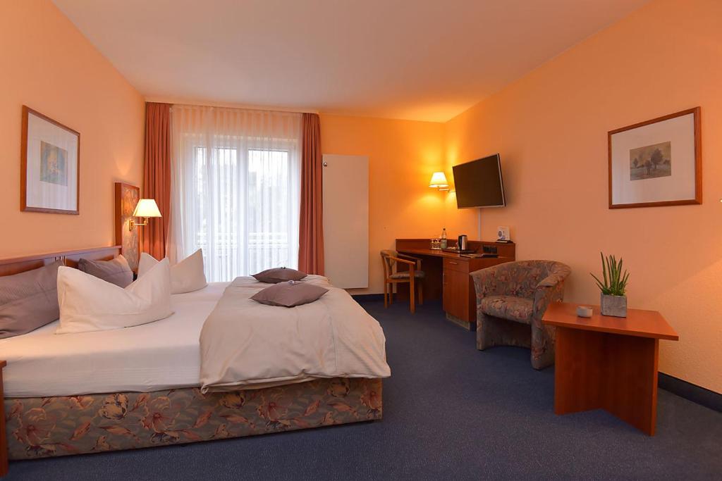 Postel nebo postele na pokoji v ubytování AltstadtHotel an der Werra