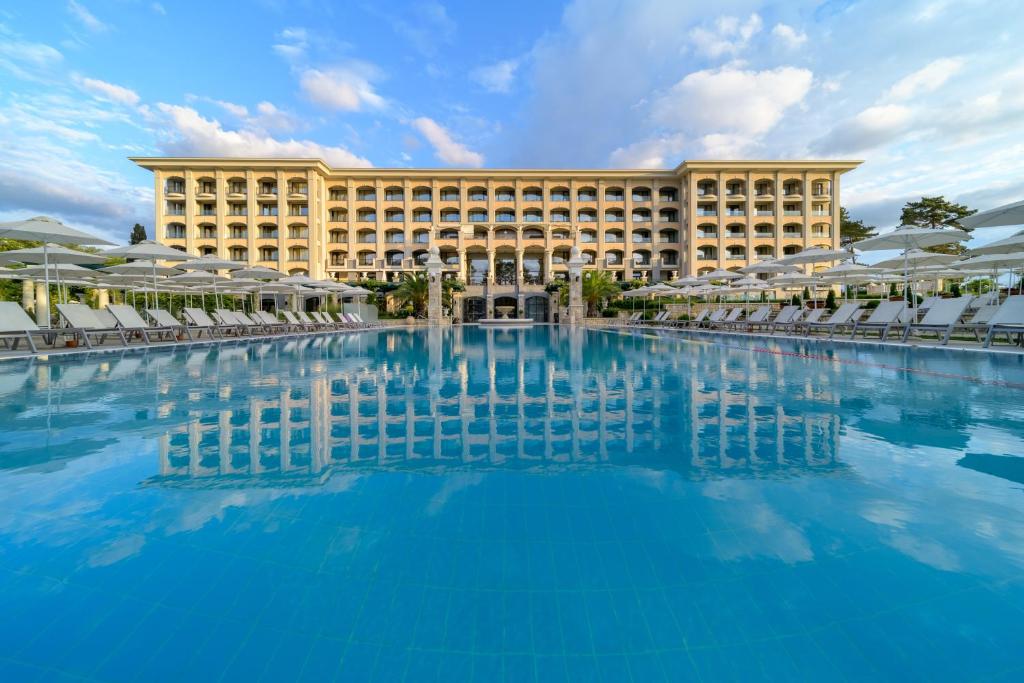 Astor Garden Hotel - Housity