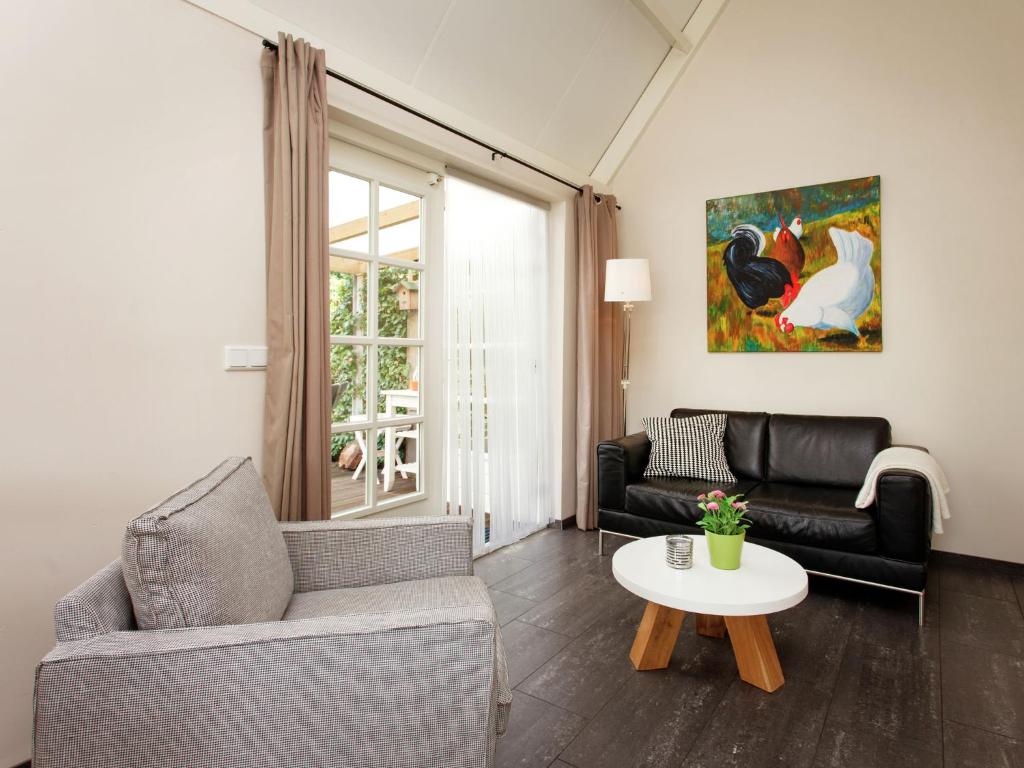 ein Wohnzimmer mit einem Sofa und einem Tisch in der Unterkunft Holiday home large play sun meadow in Ravenstein