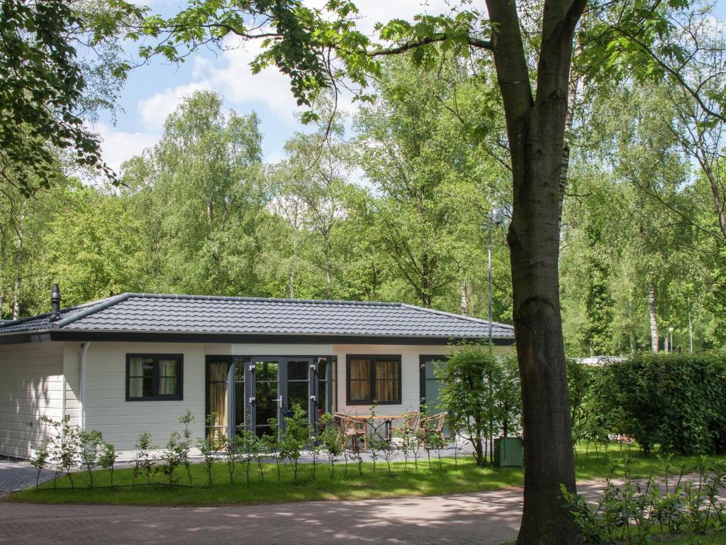 Vrt u objektu Tidy chalet with dishwasher, surrounded by forest