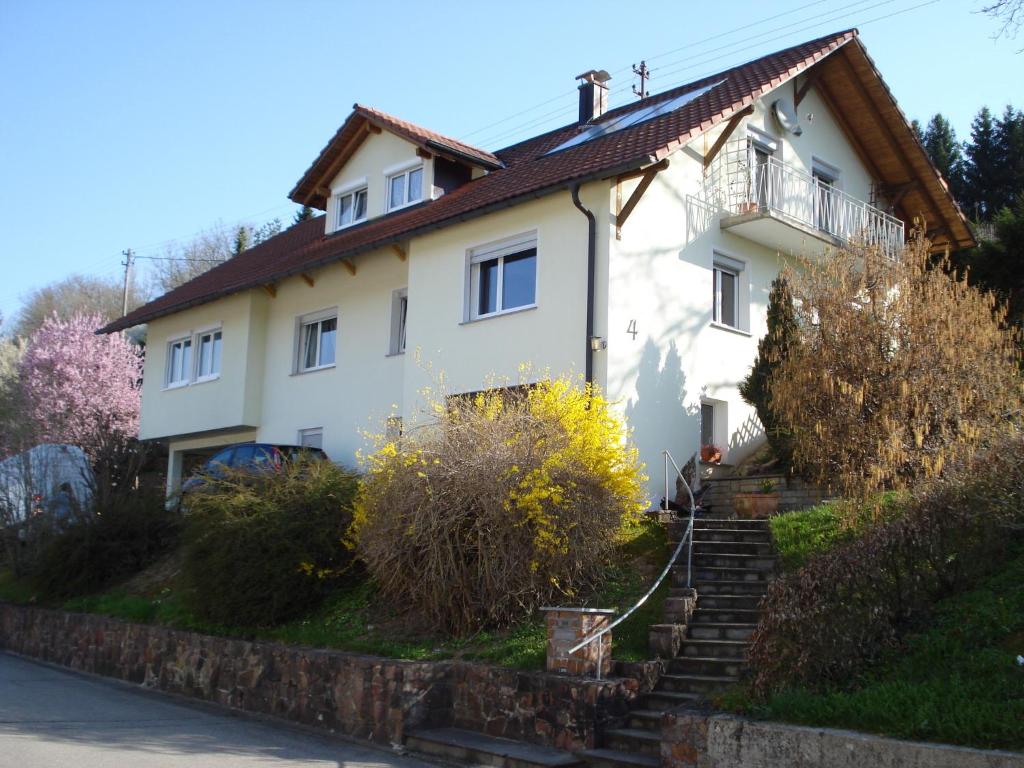 una casa blanca con escaleras delante en Ferienwohnung Dieterle, en Wutöschingen