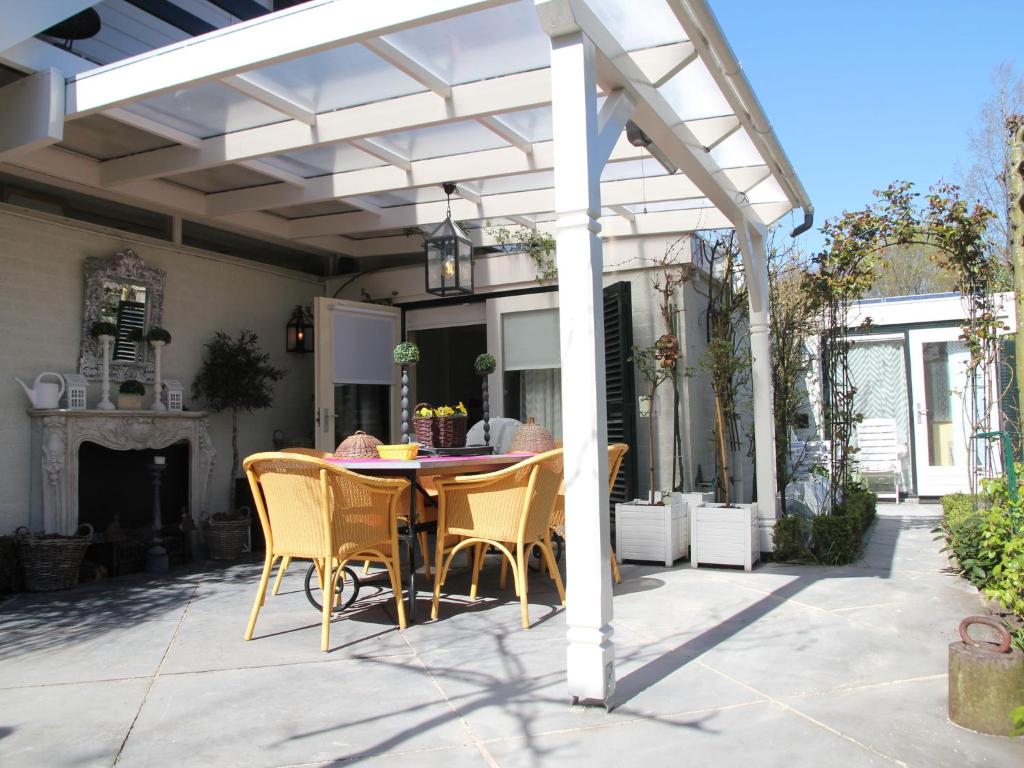 Photo de la galerie de l'établissement Welcoming Holiday Home in Heiloo with Sunlit Terrace, à Heiloo