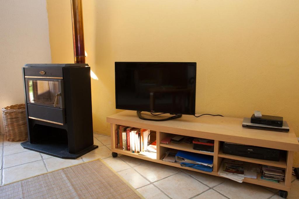 Télévision ou salle de divertissement dans l&#39;établissement Romantic cottage in the Ardeche with free WiFi and TV