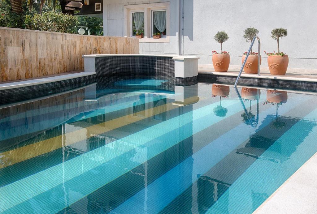 uma piscina com água azul numa casa em Boban Luxury Suites em Split