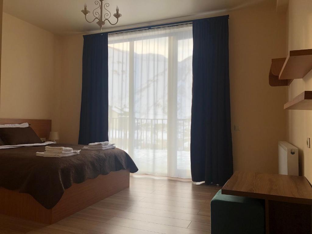Postel nebo postele na pokoji v ubytování Hotel Horizon Kazbegi