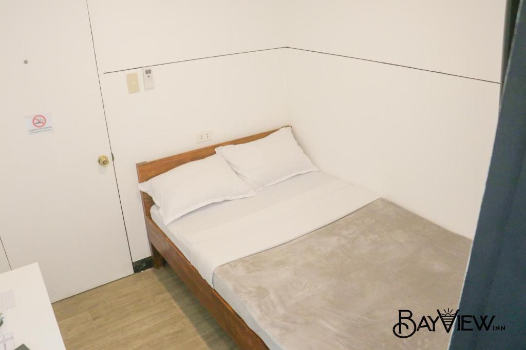 Postel nebo postele na pokoji v ubytování Bay View Inn