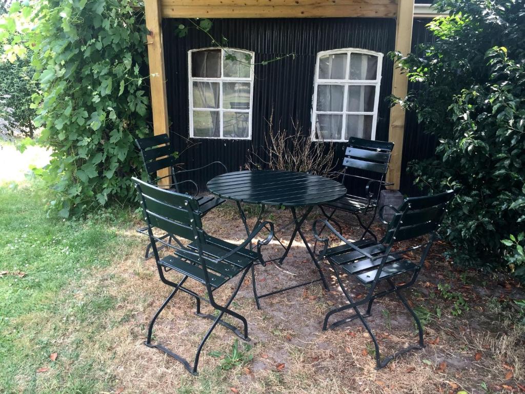 En hage utenfor Holiday Home in Bergen op Zoom with Garden