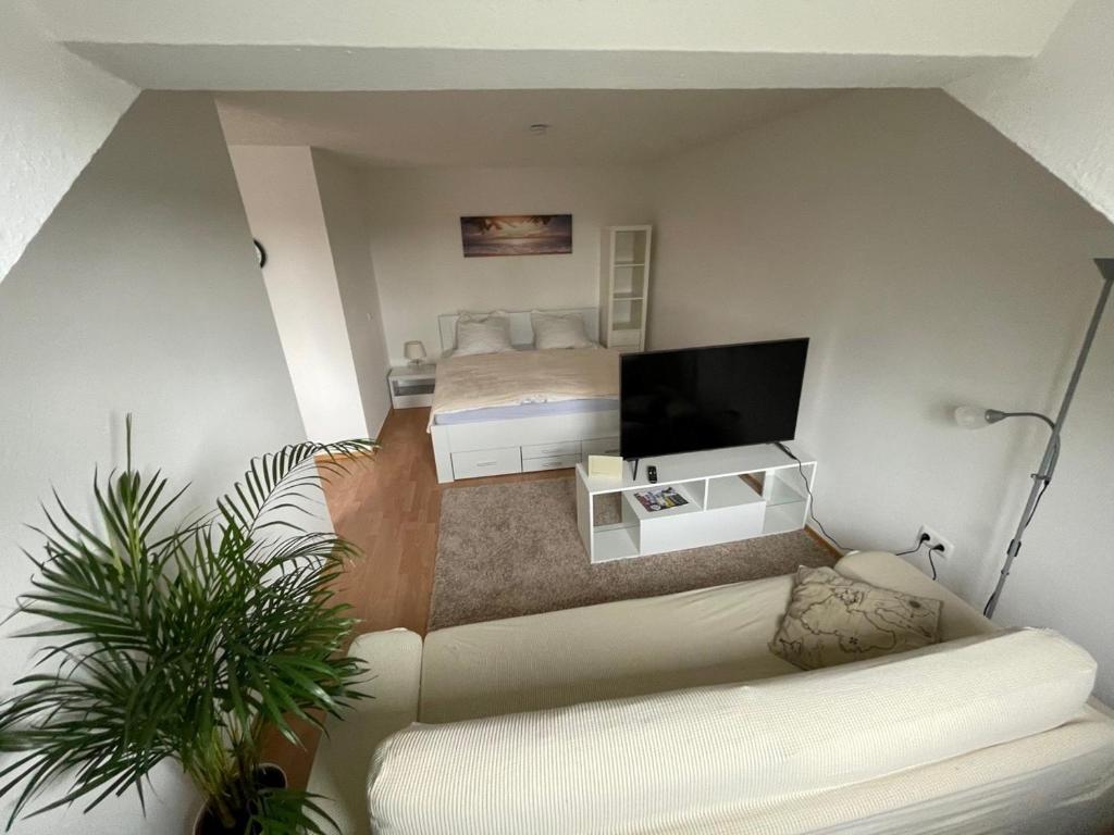 ein Wohnzimmer mit einem Bett und einem Sofa in der Unterkunft 1,5 Zimmer Apartment, 38,5 qm, Multimedia TV, Uni, HBF in Duisburg