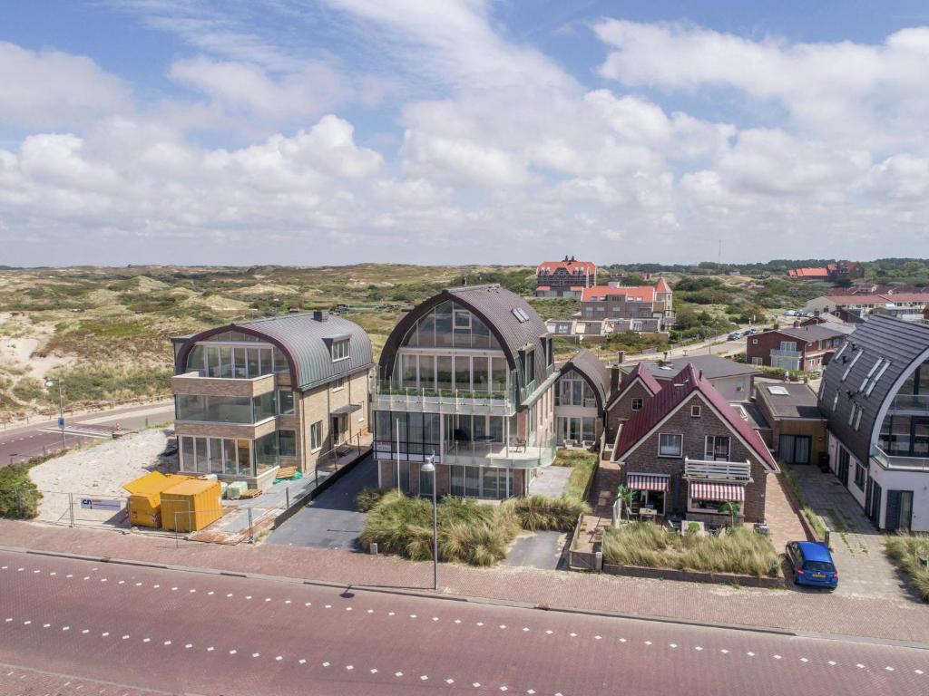 エグモント・アーン・ゼーにあるLuxury apartment with sea view in a residence on the boulevard of Egmondの高速道路や建物のある街並み