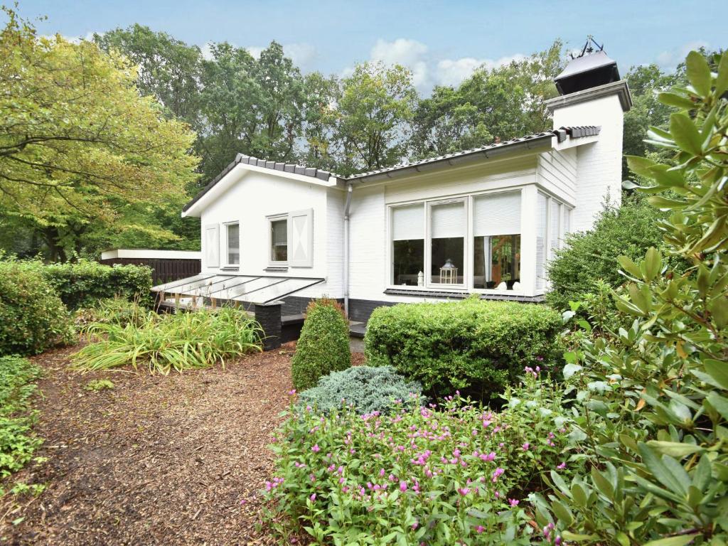 ホルテンにあるLovely holiday home in Rijssen Holten with gardenの白い家