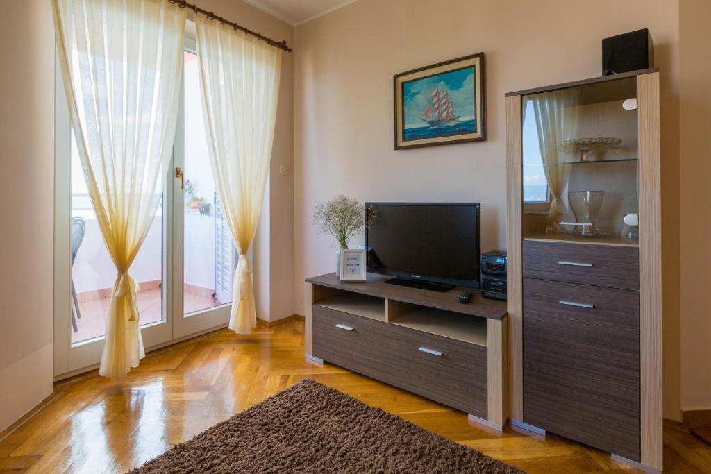 Televízia a/alebo spoločenská miestnosť v ubytovaní BUCAR