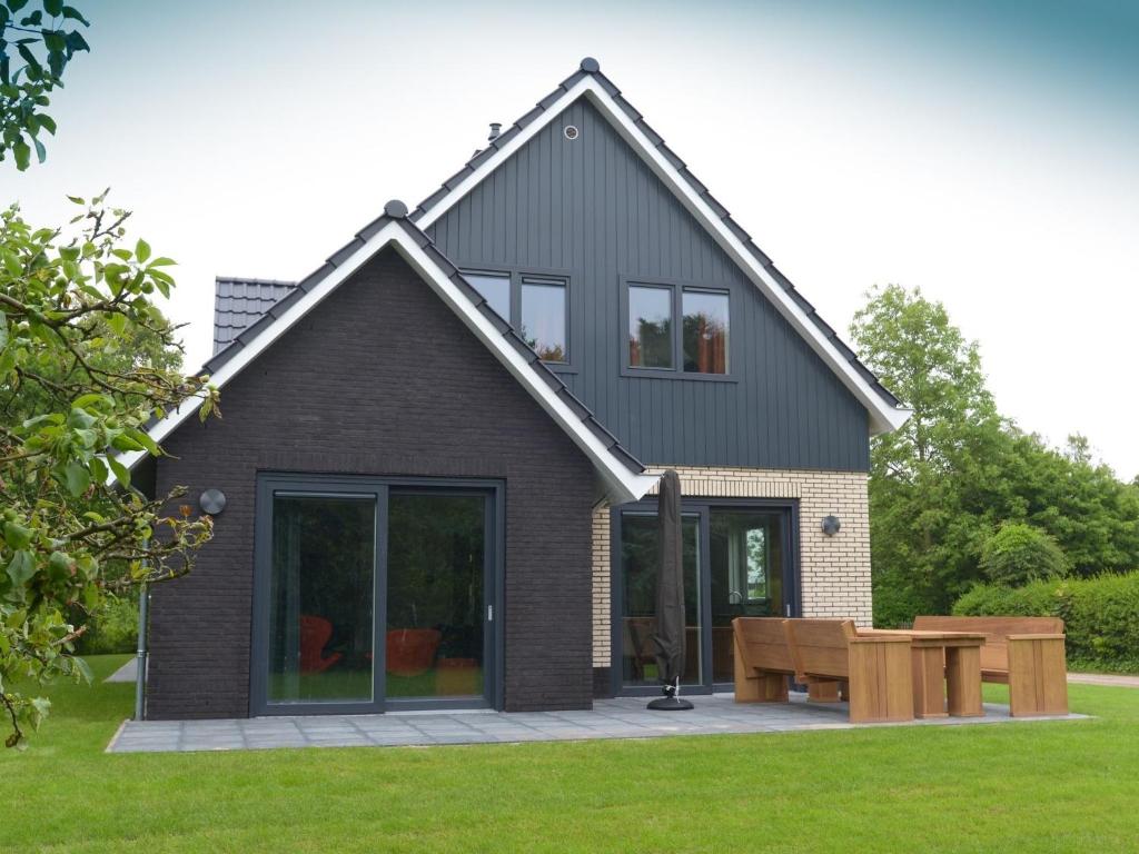 una casa con una mesa de picnic delante de ella en Luxury Villa in Texel with Private Garden, en Westermient