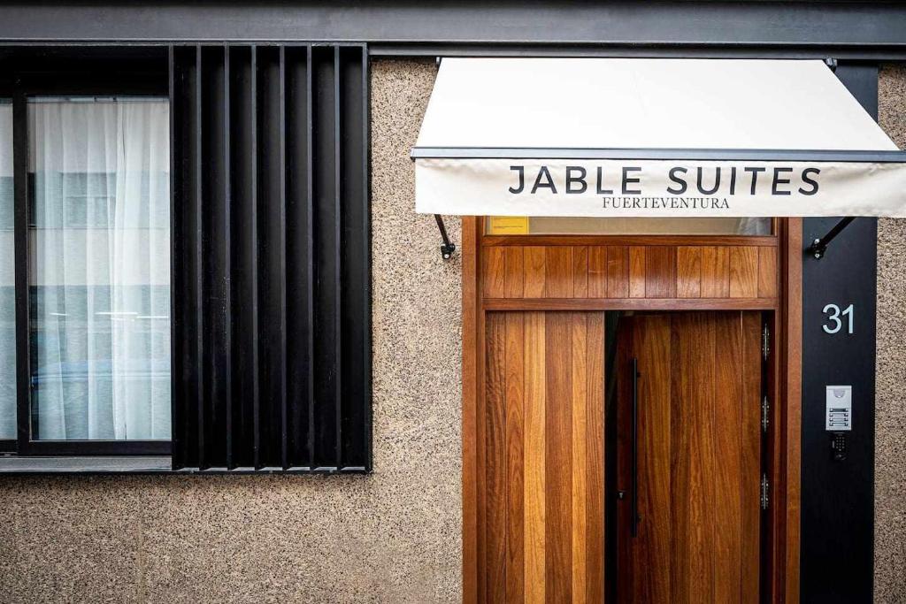 コラレホにあるJable suites apartamentos de lujo en el centroのドアの上にジェディアスイートのサインがある建物