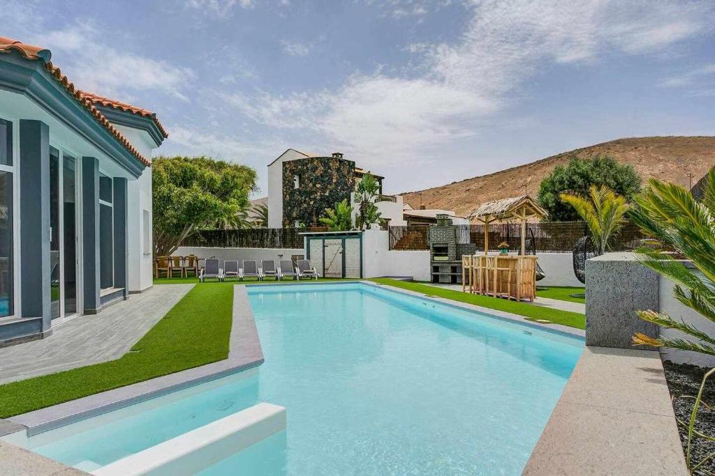 einen Pool im Hinterhof eines Hauses in der Unterkunft La Oliva Dreams luxury villa in La Oliva