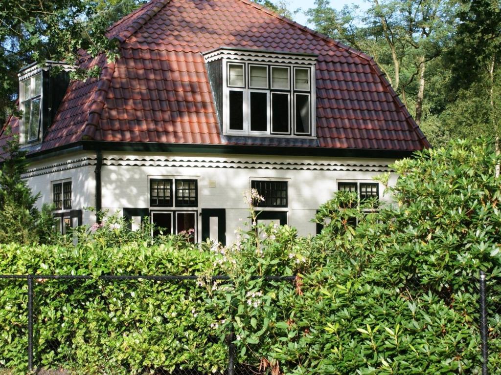 De BultにあるCharacteristic house with a garden, surrounded by forestの赤屋根白屋根