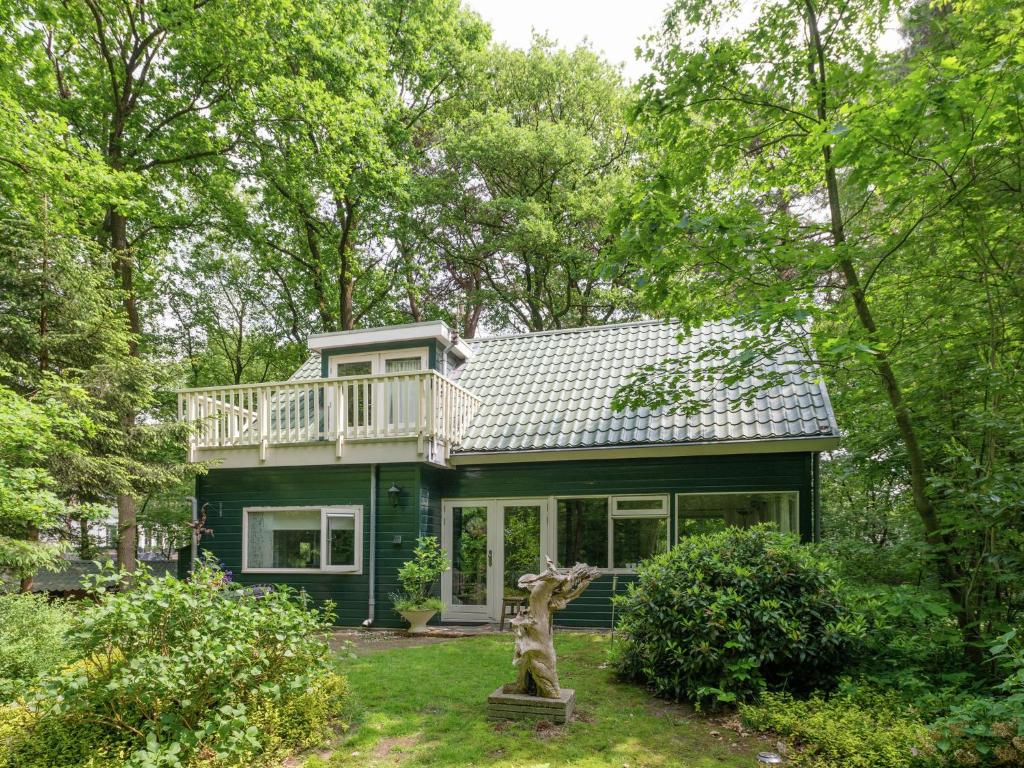 ダルフセンにあるTranquil Holiday Home in Dalfsen with Fenced Gardenのバルコニー付きのグリーンハウスです。