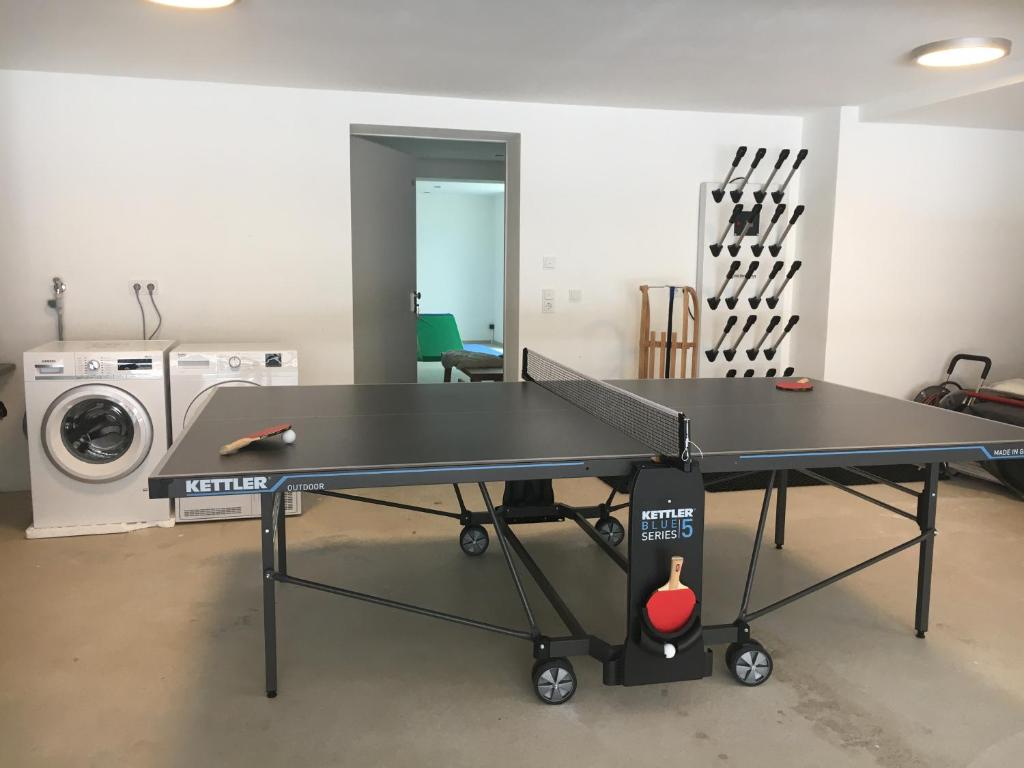 Stolní tenis v ubytování Alpenchalet Iseler nebo okolí
