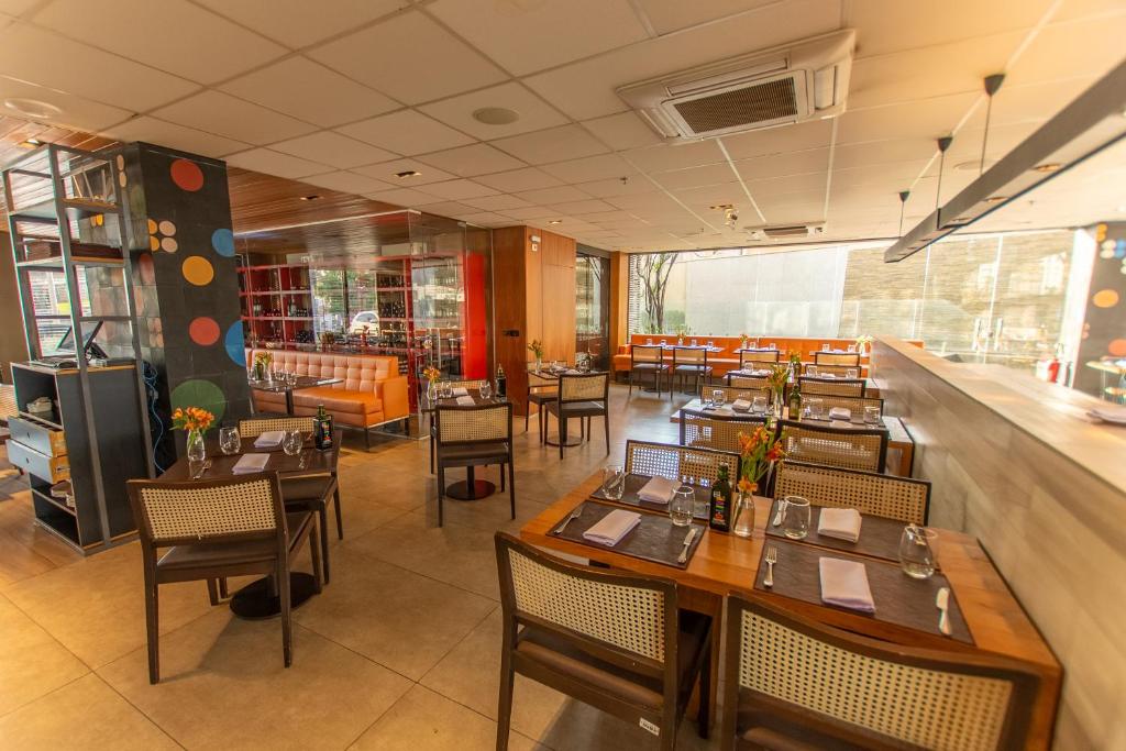 Um restaurante ou outro lugar para comer em Quality Hotel Pampulha & Convention Center